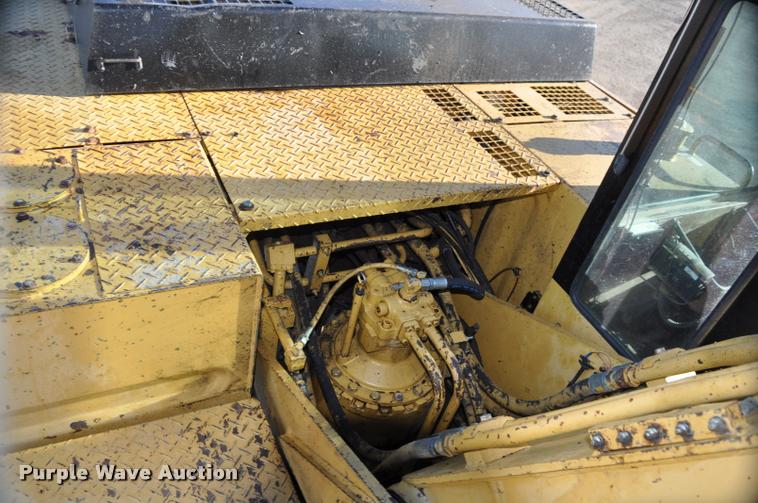 image for item L5063 1990 Caterpillar EL200B excavator
