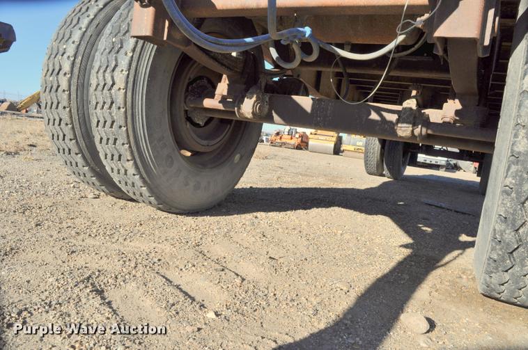 image for item L5065 1979 Freuhauf flatbed trailer