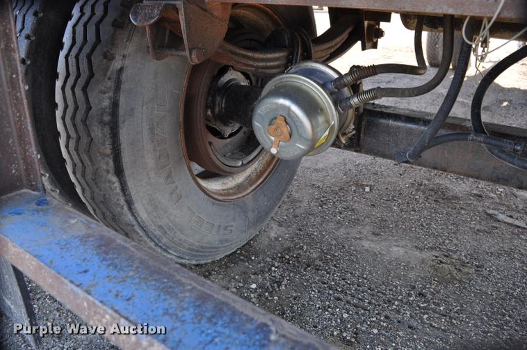 image for item L5065 1979 Freuhauf flatbed trailer