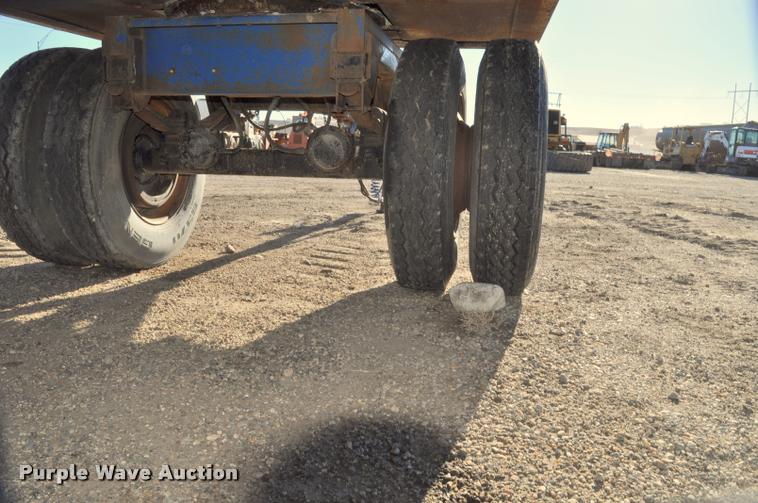 image for item L5065 1979 Freuhauf flatbed trailer