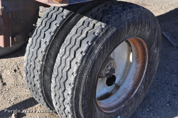 image for item L5065 1979 Freuhauf flatbed trailer