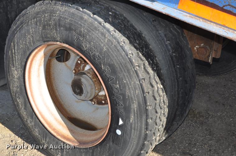 image for item L5065 1979 Freuhauf flatbed trailer