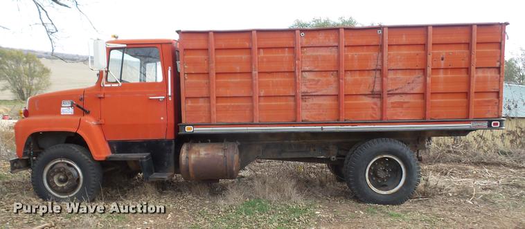 image for item DA3862 1974 Ford F700 grain truck