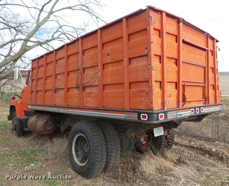 image for item DA3862 1974 Ford F700 grain truck