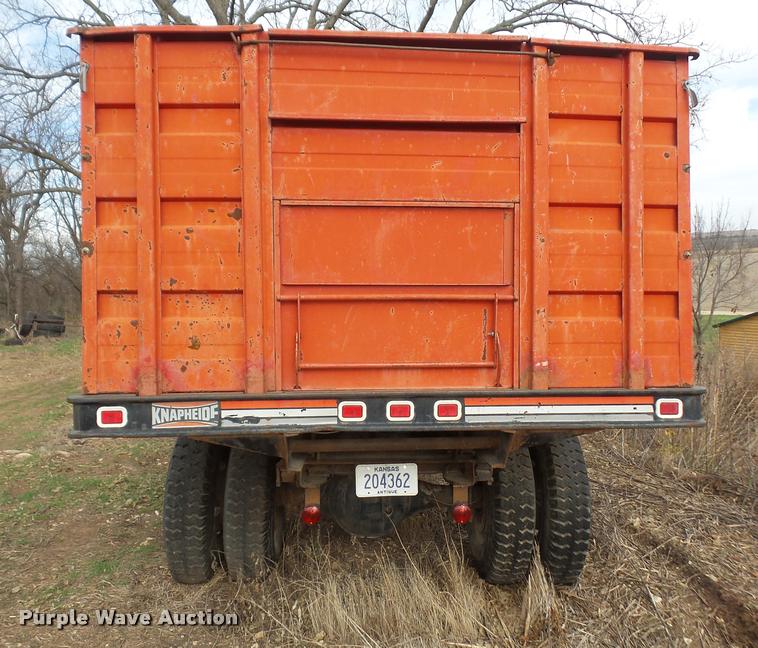 image for item DA3862 1974 Ford F700 grain truck