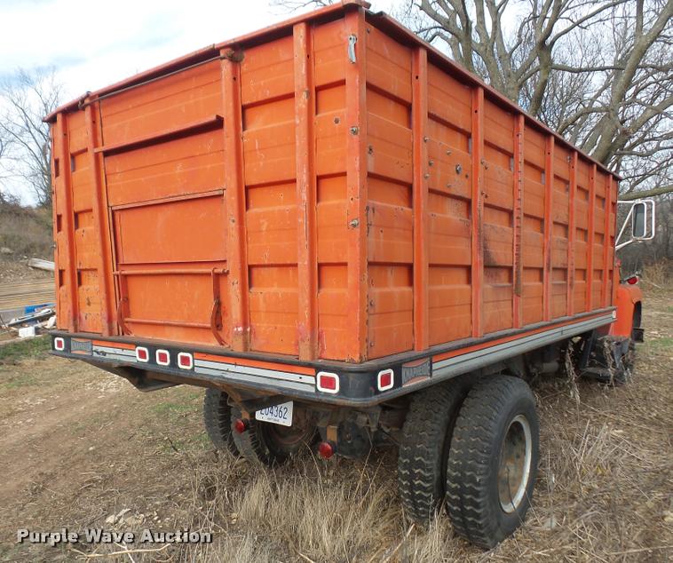 image for item DA3862 1974 Ford F700 grain truck