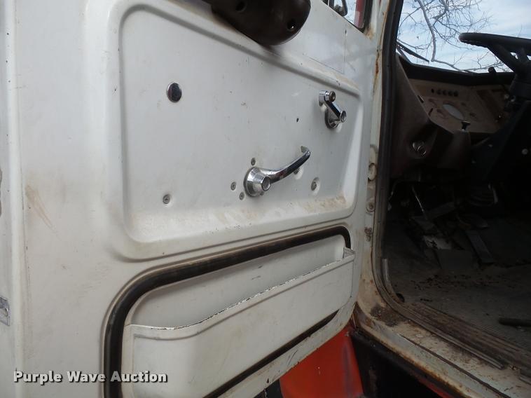 image for item DA3862 1974 Ford F700 grain truck