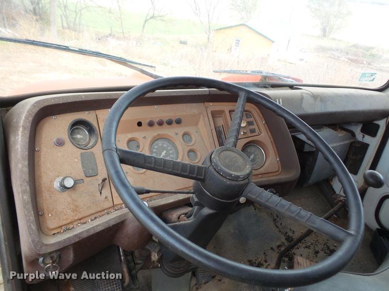 image for item DA3862 1974 Ford F700 grain truck