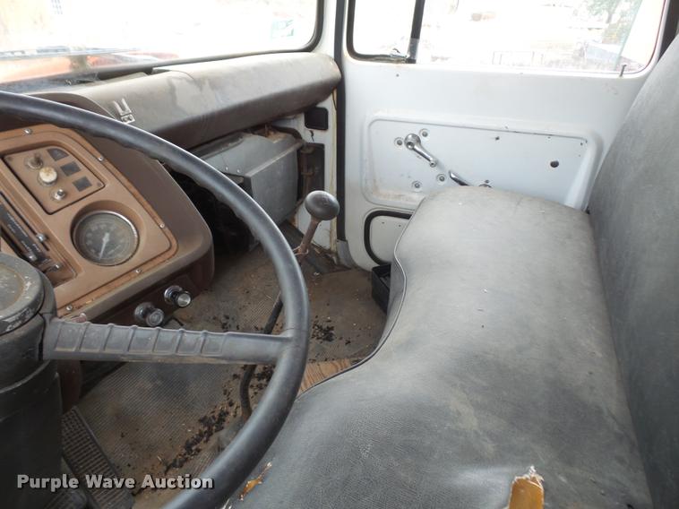 image for item DA3862 1974 Ford F700 grain truck