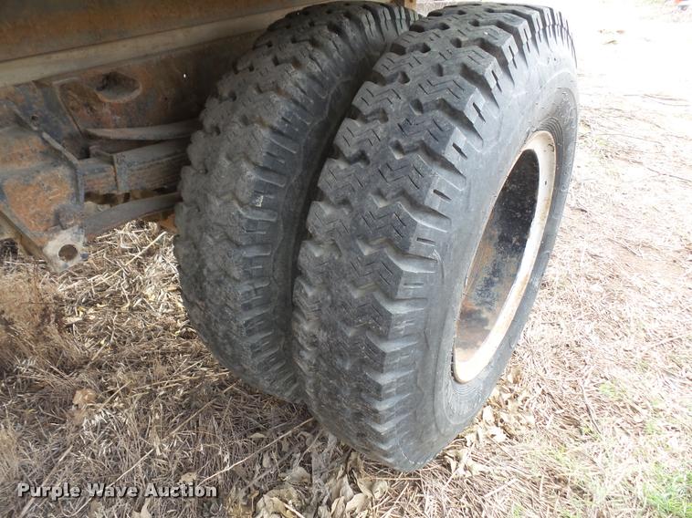 image for item DA3862 1974 Ford F700 grain truck