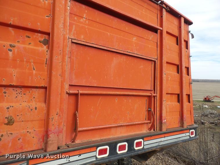 image for item DA3862 1974 Ford F700 grain truck
