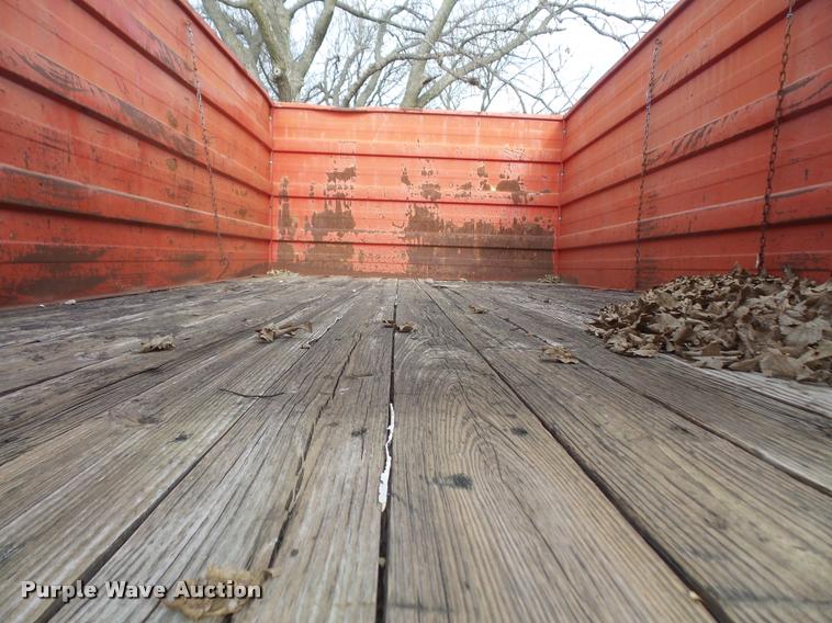image for item DA3862 1974 Ford F700 grain truck