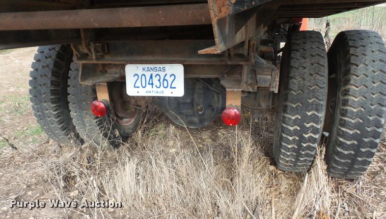 image for item DA3862 1974 Ford F700 grain truck