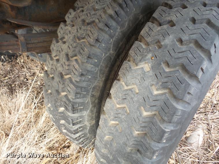 image for item DA3862 1974 Ford F700 grain truck