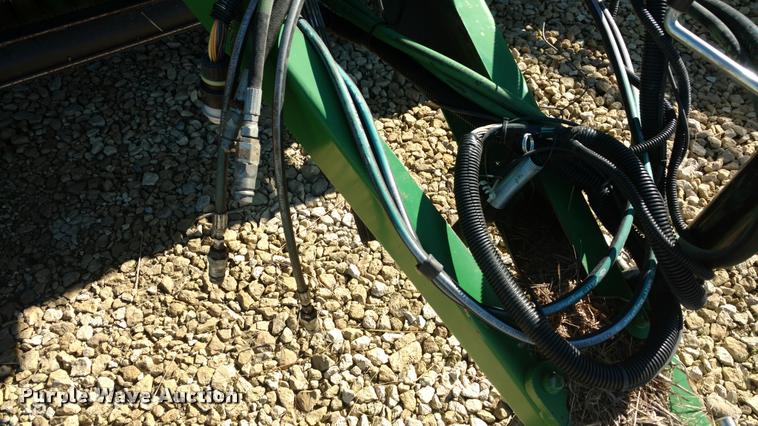 image for item DA4400 2007 John Deere 568 round baler