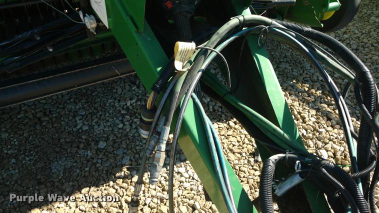 image for item DA4400 2007 John Deere 568 round baler