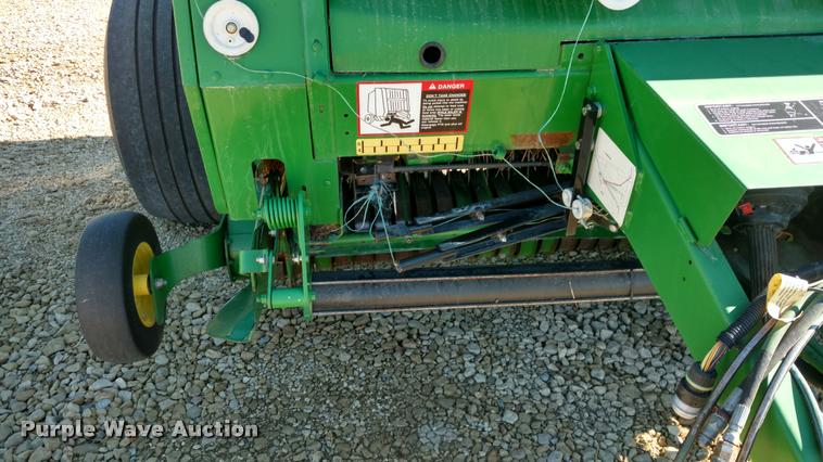 image for item DA4400 2007 John Deere 568 round baler