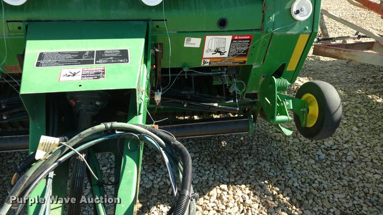image for item DA4400 2007 John Deere 568 round baler