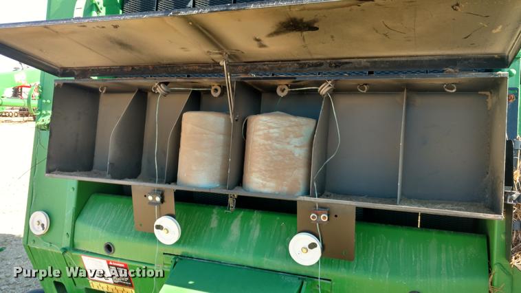 image for item DA4400 2007 John Deere 568 round baler