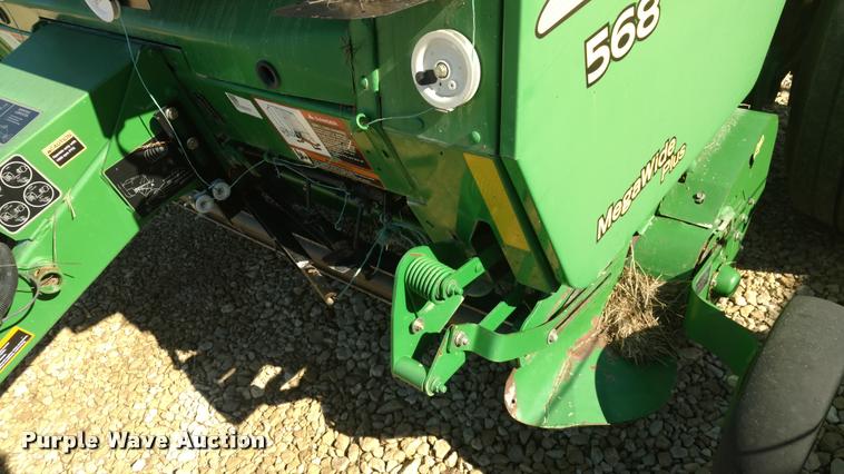 image for item DA4400 2007 John Deere 568 round baler