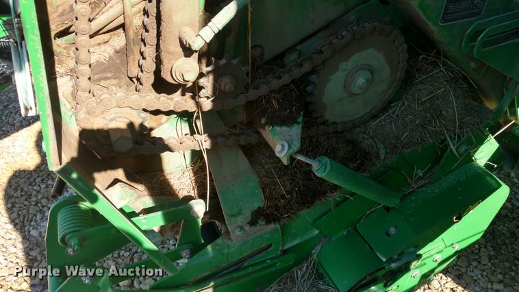 image for item DA4400 2007 John Deere 568 round baler