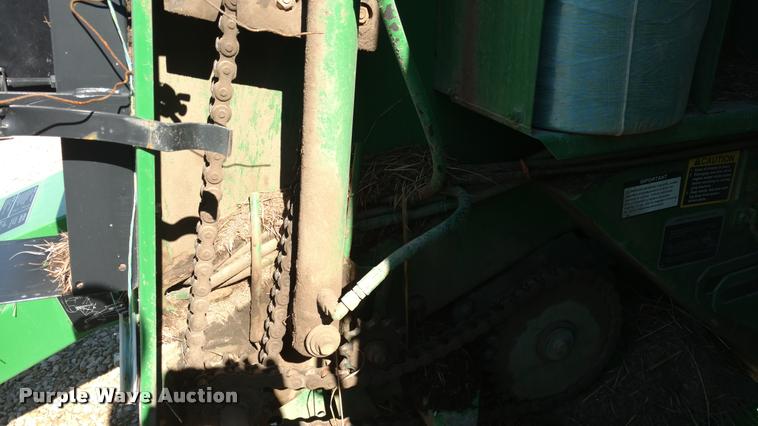 image for item DA4400 2007 John Deere 568 round baler