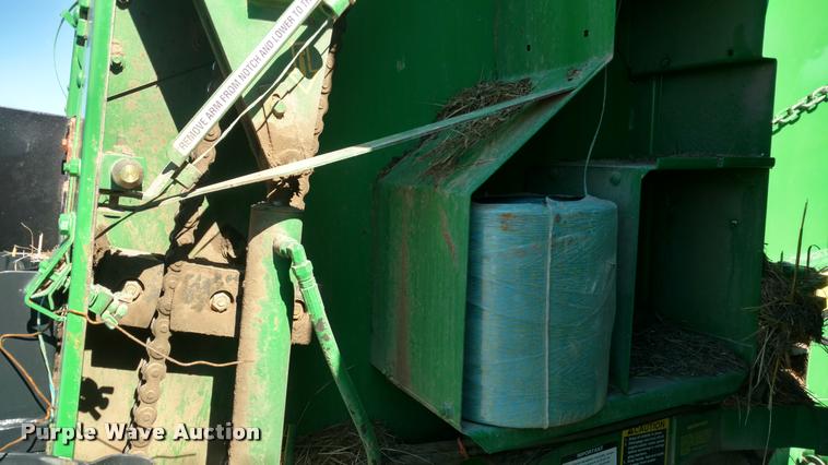 image for item DA4400 2007 John Deere 568 round baler