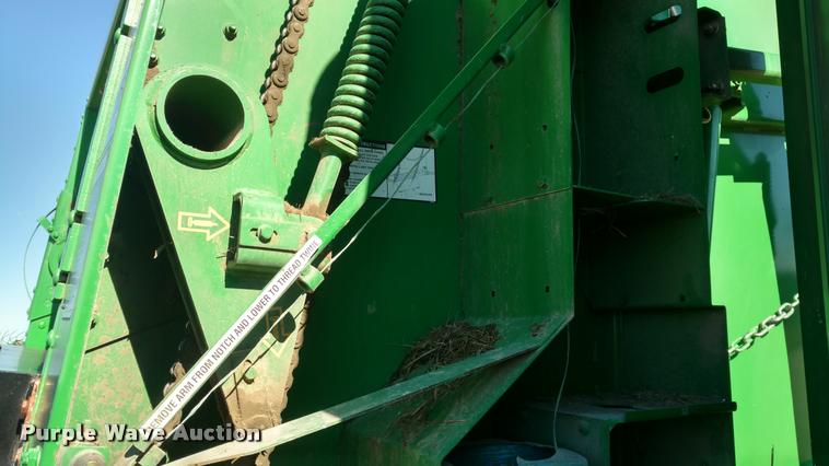 image for item DA4400 2007 John Deere 568 round baler