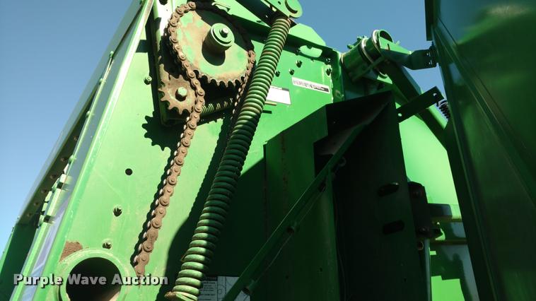 image for item DA4400 2007 John Deere 568 round baler