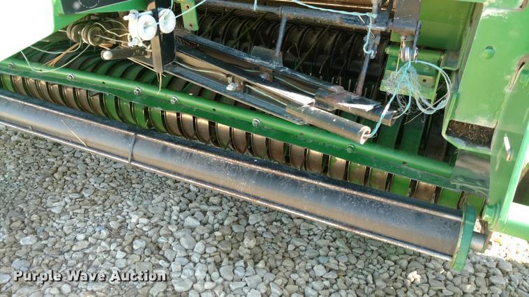 image for item DA4400 2007 John Deere 568 round baler