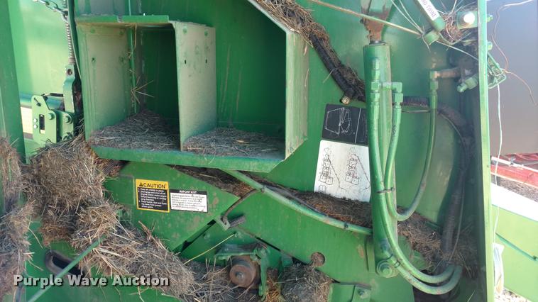 image for item DA4400 2007 John Deere 568 round baler