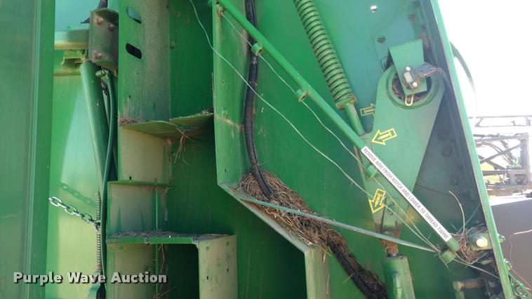 image for item DA4400 2007 John Deere 568 round baler