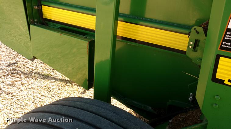 image for item DA4400 2007 John Deere 568 round baler