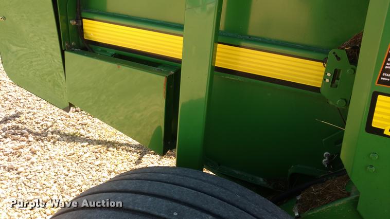 image for item DA4400 2007 John Deere 568 round baler