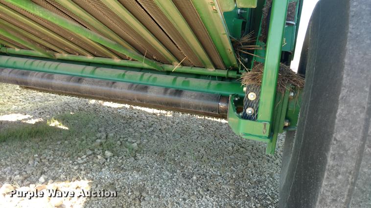 image for item DA4400 2007 John Deere 568 round baler