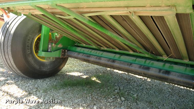 image for item DA4400 2007 John Deere 568 round baler