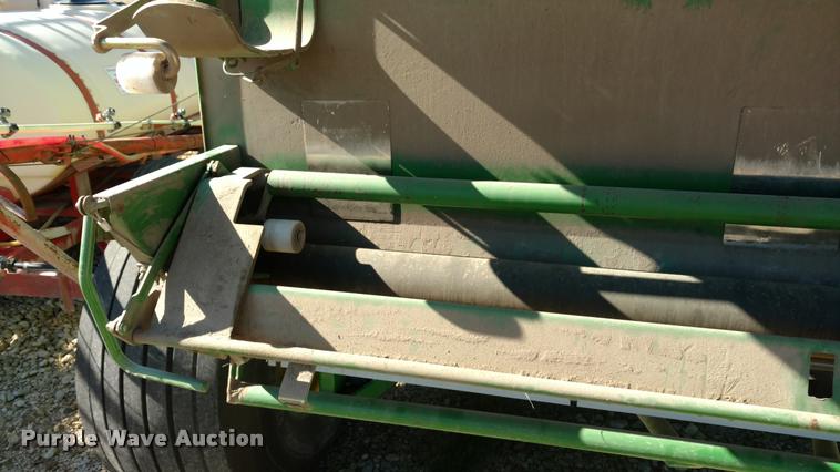 image for item DA4400 2007 John Deere 568 round baler