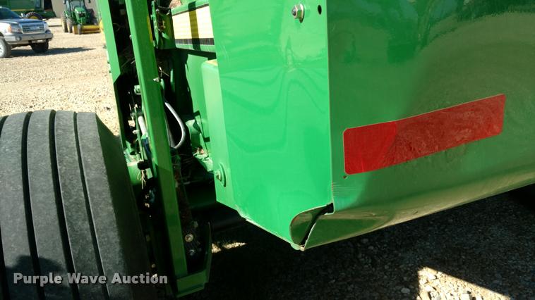 image for item DA4400 2007 John Deere 568 round baler
