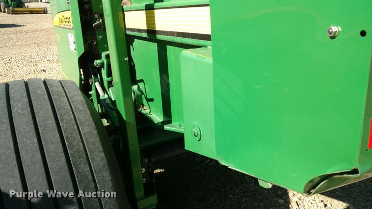 image for item DA4400 2007 John Deere 568 round baler