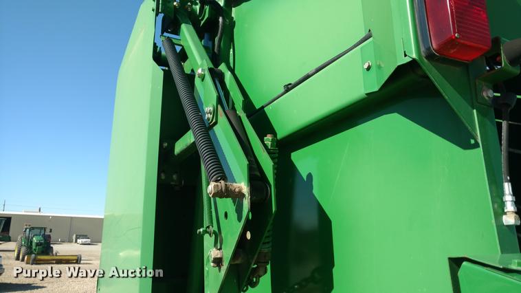 image for item DA4400 2007 John Deere 568 round baler