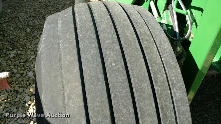 image for item DA4400 2007 John Deere 568 round baler