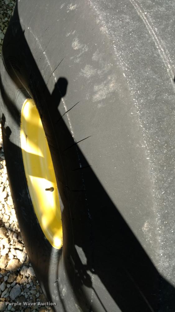 image for item DA4400 2007 John Deere 568 round baler