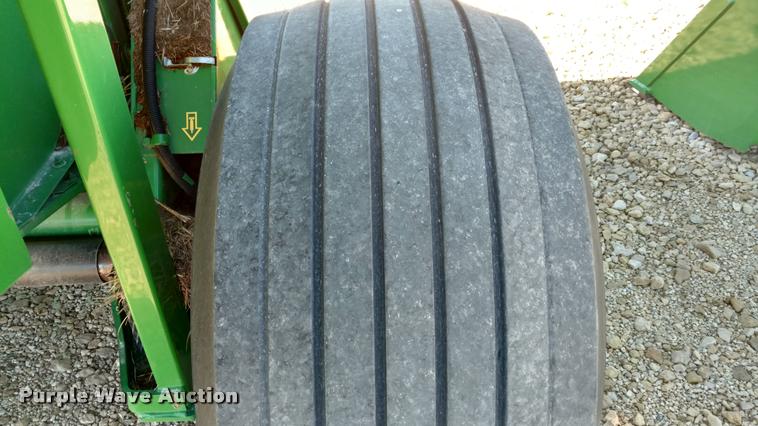 image for item DA4400 2007 John Deere 568 round baler