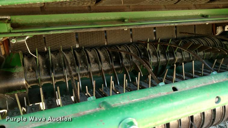 image for item DA4401 2006 John Deere 567 round baler
