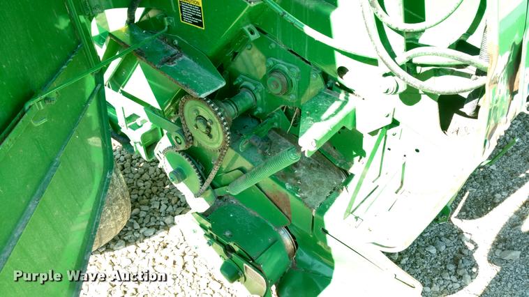 image for item DA4401 2006 John Deere 567 round baler