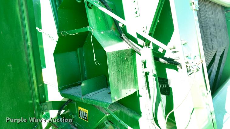 image for item DA4401 2006 John Deere 567 round baler