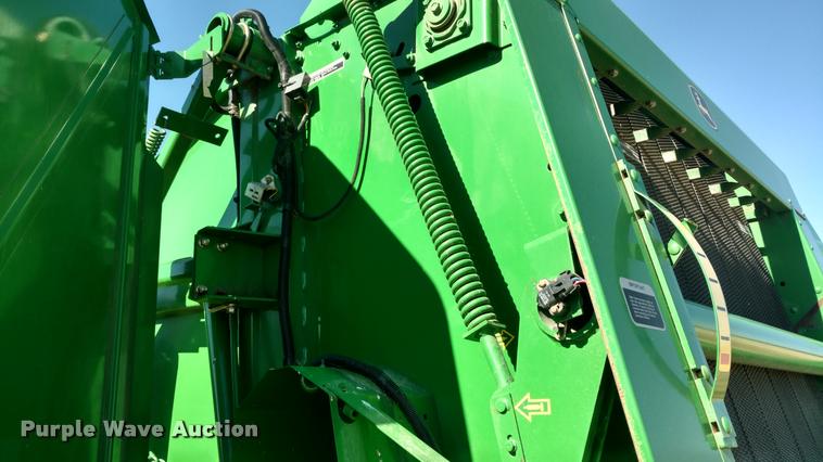 image for item DA4401 2006 John Deere 567 round baler
