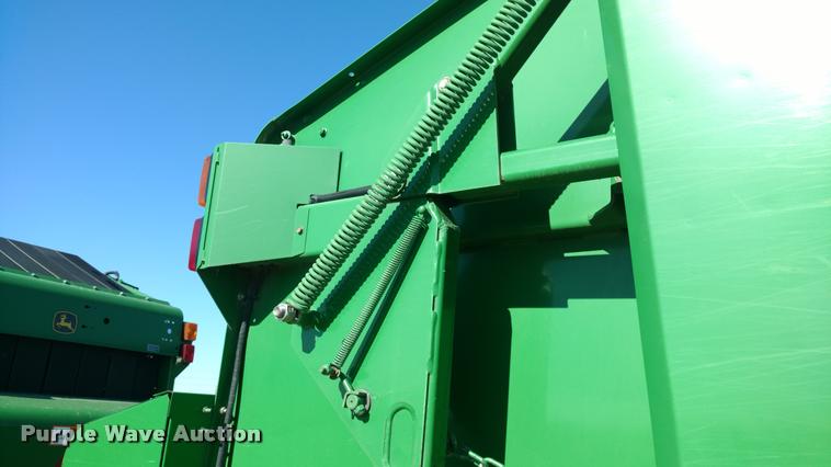 image for item DA4401 2006 John Deere 567 round baler