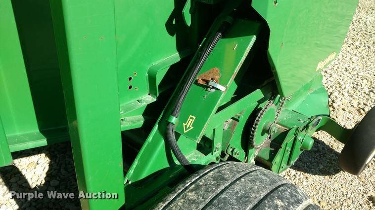 image for item DA4401 2006 John Deere 567 round baler