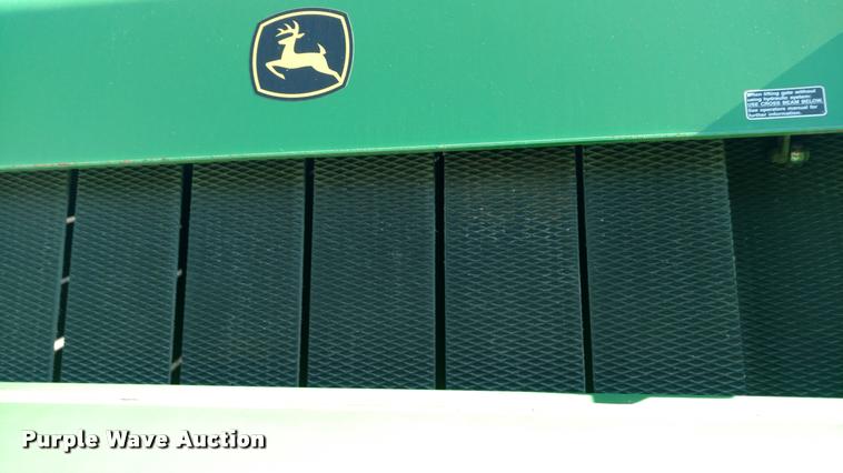 image for item DA4401 2006 John Deere 567 round baler